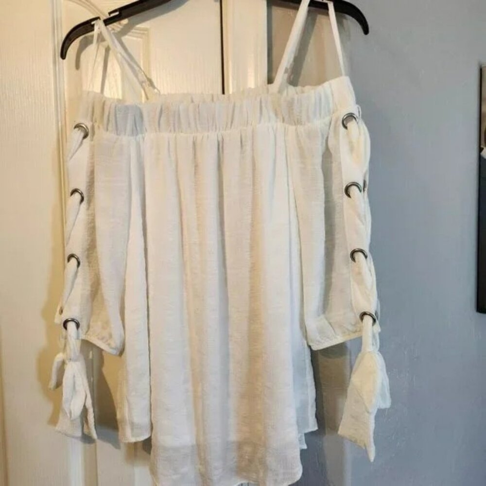 I.N. San Francisco Off the shoulder shirt with bow details S